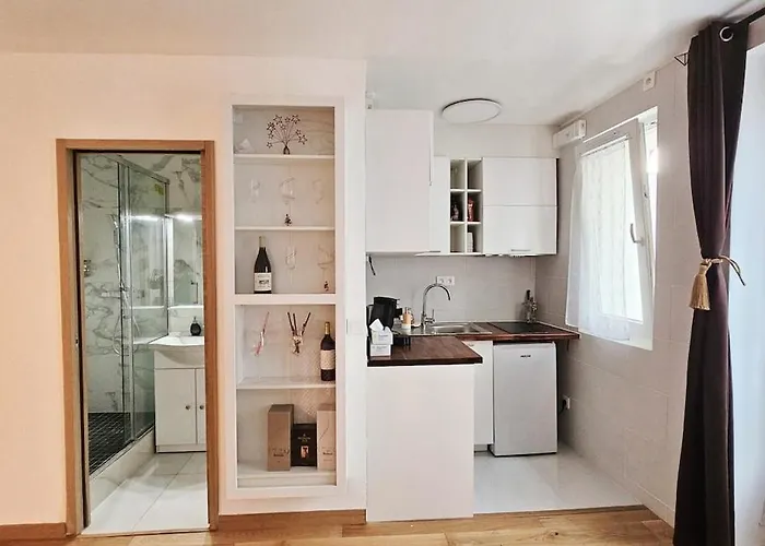 Apartment With Parking Free Paris